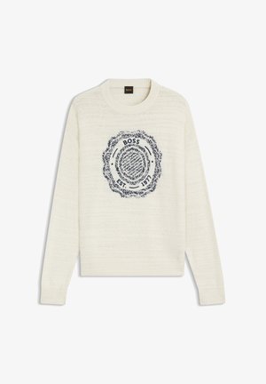 Roomkleurige trui met een gestructureerde stof. Heeft een marineblauw rond logo in het midden met de tekst "BOSS" en "EST 1977". Geribbelde boorden en zoom.