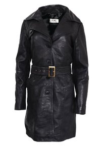 Svart läder trench coat med bälte i midjan, stor krage och knappfront. Har en slät textur och flera knappar för stängning.