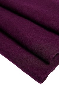Violet veltinis audinys, sulenktas, turintis švelnią tekstūrą ir vienodą apdailą. Matomos skaidulos sukuria matinį paviršiaus vaizdą.