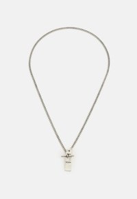 Colar de corrente prateada com um pendente retangular que apresenta a palavra "ICON." O pendente inclui um detalhe em forma de cruz na parte superior.