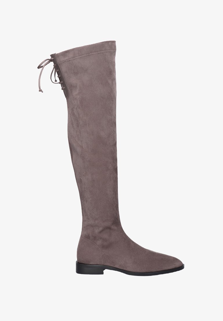 Botas hasta la rodilla en suave ante gris, con una textura lisa, punta afilada y un lazo asegurado en la parte superior, además de una suela baja y plana.