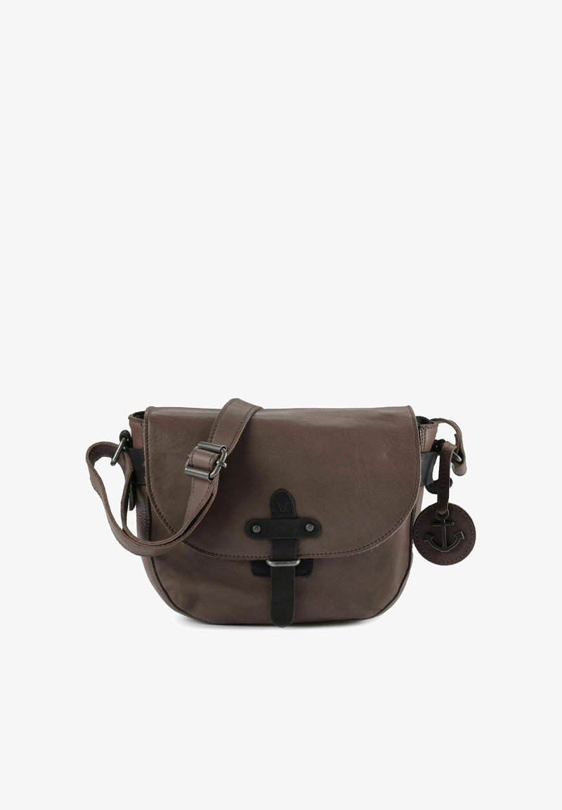 Braune Leder-Umhängetasche mit Klappverschluss, schwarzen Metallakzenten, verstellbarem Riemen und einem runden Anhänger mit Ankermotiv.