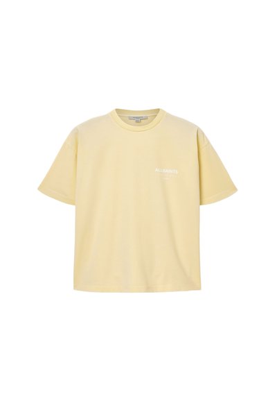 T-shirt jaune pâle à manches courtes avec col rond, avec un petit logo blanc "ALLSAINTS" sur la poitrine gauche.