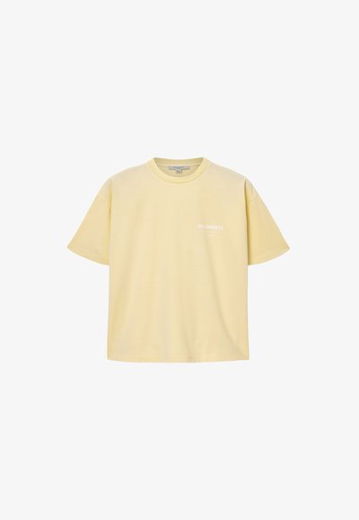 T-shirt jaune pâle à manches courtes avec col rond, avec un petit logo blanc "ALLSAINTS" sur la poitrine gauche.