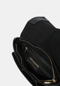 Borsa in suede nero con interno in pelle testurizzata. Presenta cerniere dorate e una targhetta del marchio visibile nel compartimento interno.