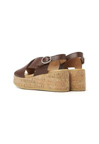 Bruine leren platform sandalen met kurken zolen, voorzien van een uitsnijdend ontwerp en zilverkleurige hardware accenten. Ontworpen voor een veilige pasvorm.