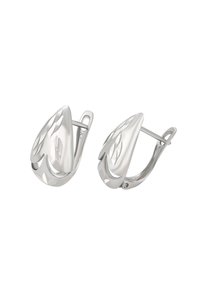 Strieborné kovové náušnice s plynulým, lístkovým dizajnom, ktoré obsahujú vyrezávané vzory a klapku s pántom pre bezpečné nosenie.