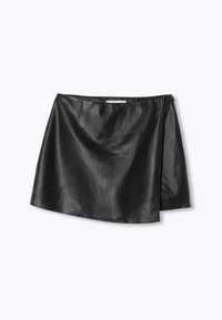 Mini-jupe en simili cuir noir avec un design enveloppant, texture lisse et détail de fermeture éclair discrète sur le côté.