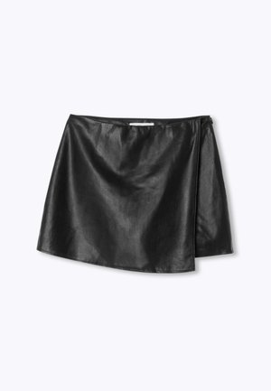 Mini-jupe en simili cuir noir avec un design enveloppant, texture lisse et détail de fermeture éclair discrète sur le côté.