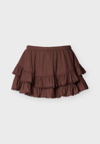 Καφέ μίνι φούστα με στρώσεις, ελαστική μέση και βολάν με δαντέλα σε απλό ανοιχτό φόντο.