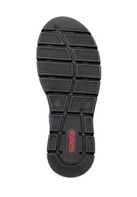 Semelle de chaussure en caoutchouc noir avec des rainures profondes, ornée d'un logo rouge et de motifs texturés. Connue pour sa durabilité et son design offrant une bonne adhérence.