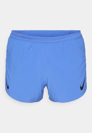 Mėlynos sportinės šortai, pagaminti iš lengvos medžiagos, su juodu Nike logotipu kairėje apatinėje pusėje ir kvėpuojančiu tinkliniu juosmeniu.