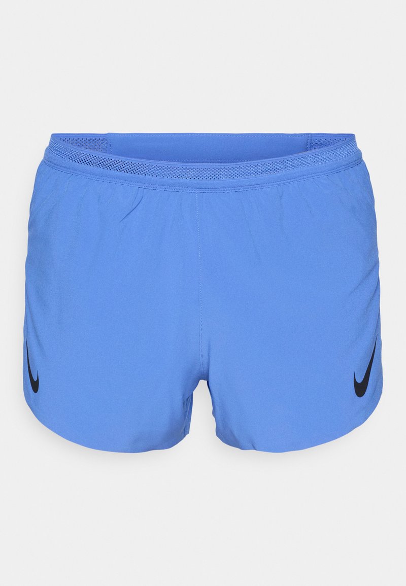 Blauwe sportshorts van lichtgewicht materiaal, met een zwart Nike-logo aan de onderzijde van de linkerzijde en een ademende mesh tailleband.