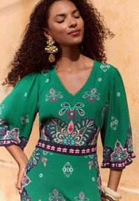 Love & Roses PETITE FIT - WOODBLOCK PRINTED V-NECK KIMONO SLEEVE MIDI - Dnevna haljina - green