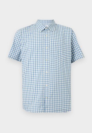 Camisa de manga corta con botones, estilo cuadros azul claro y blanco, con cuello y bolsillo en el pecho, mostrada sobre un fondo liso.