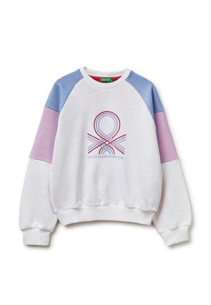 Sweat-shirt blanc avec des manches bicolores bleu et violet et un motif abstrait multicolore en boucle, avec le texte "United Colors of Benetton" sur la poitrine.