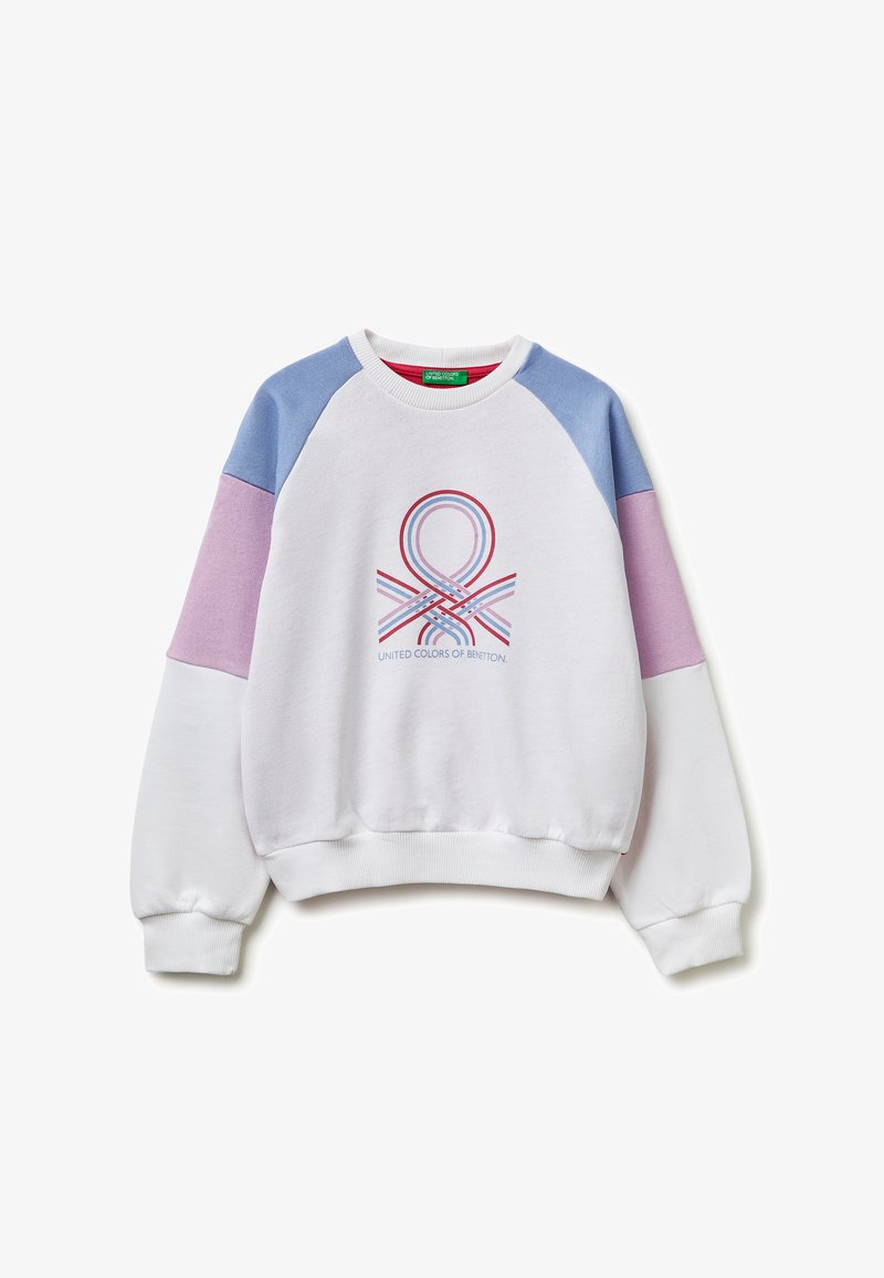 Biała bluza z nadrukiem z blokami kolorów na rękawach w odcieniach niebieskiego i fioletu oraz wielokolorowym abstrakcyjnym wzorem pętli z napisem "United Colors of Benetton" na piersi.