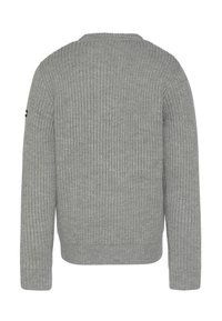 Szary prążkowany sweter dzianinowy z długimi rękawami, okrągłym dekoltem i miękką fakturą. Na lewym rękawie znajduje się małe logo marki.