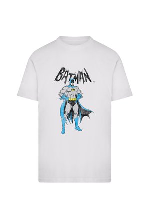 Weißes Baumwoll-T-Shirt mit einem Grafikdesign eines Superhelden in blau-grauen Kostümdetails, schwarzem Umhang und dem fetten Schriftzug "BATMAN" darüber.