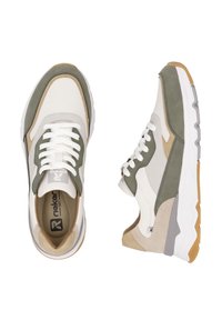Baskets en matériaux mixtes ; principalement blanches, vertes et beiges. Elles présentent un design texturé, une pointe arrondie et une semelle épaisse.