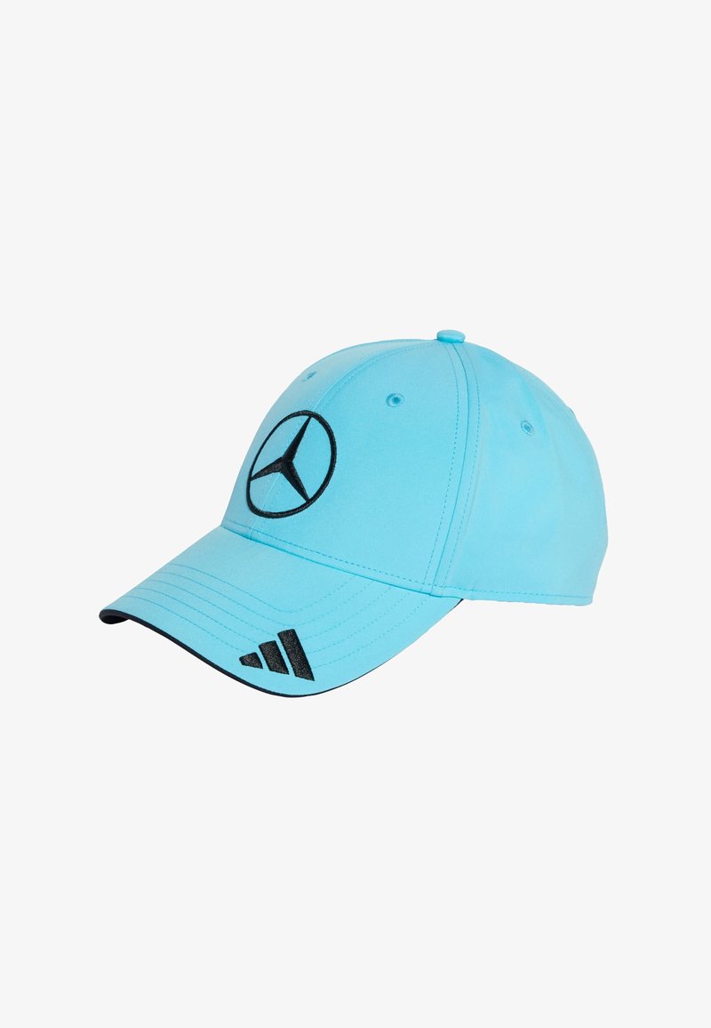 Lichtblauwe pet van stof, met een zwart Mercedes-logo op de voorkant en een zwart Adidas-accent op de rand.