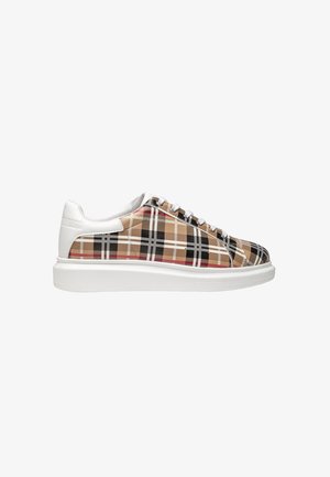Baskets basses avec un motif à carreaux beige, noir, blanc et rouge, semelle blanche et languette au talon blanche.