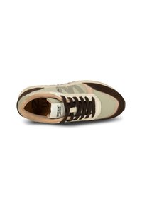 Sneaker verde chiaro e beige con accenti in pelle scamosciata marrone, pannelli in rete testurizzata e lacci marrone scuro. Presenta una soletta imbottita.