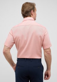 Eterna UNIFARBENES OXFORD KURZARMHEMD - MODERN FIT - Overhemd - lachs
