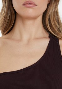 SQUATPROOF SERENITY ONE SHOULDER - Top - brown