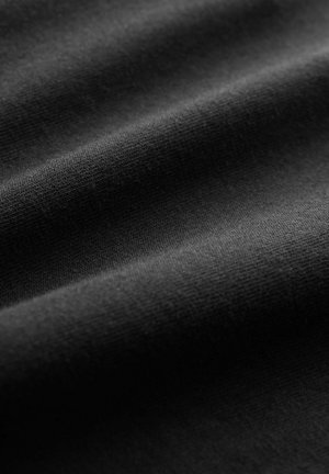Čierna tkanina s hladkou textúrou, s jemnými vlnkami a konzistentným, jemne tkaným vzorom. Mäkký a jednotný vzhľad.