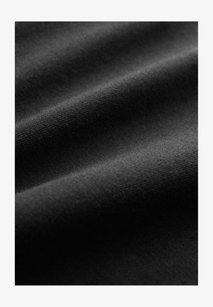 Čierna tkanina s hladkou textúrou, s jemnými vlnkami a konzistentným, jemne tkaným vzorom. Mäkký a jednotný vzhľad.