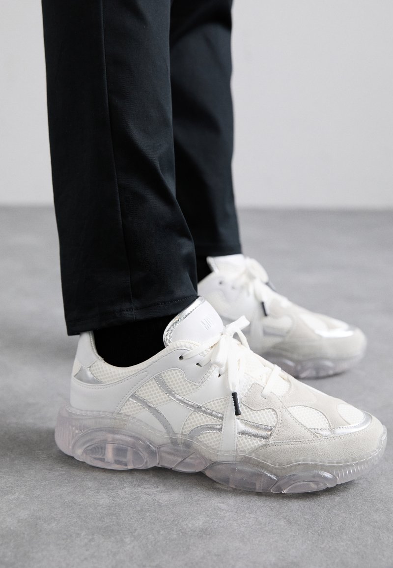 tessuti moschino trainers