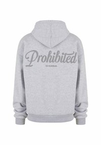 Pilkas megztinis su kapuce ir dideliu užrašu "Draudžiama" ant nugaros, o žemiau mažesniu šriftu užrašyta "10119 BERLYNAS".