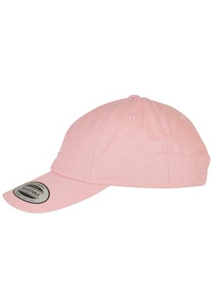 Roze katoenen honkbalpet met een gebogen rand, verstelbare strap en ventilatie-oogjes. Voorzien van een ronde logo-patch aan de voorkant.