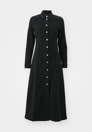 Rochie din denim negru cu mâneci lungi, cu închidere cu nasturi pe față și două buzunare pe piept. Prezintă o croială ajustată și se termină la mijlocul gambei.