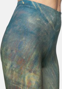 Legginsy z wirującym wzorem w odcieniach niebieskiego, zielonego oraz z akcentami pomarańczowego, wykonane z elastycznego, lekkiego materiału. Bezszwowy pas w górnej części.