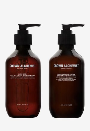 SOOTHE & RESTORE HAND CARE HW TASMANIAN PEPPER + SOOT - Bath and body set - -