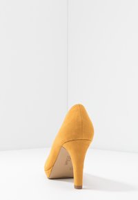 s.Oliver Escarpins à talons hauts - yellow