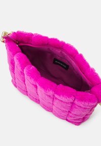 Sac à main en fausse fourrure rose avec un design matelassé, doté d'un intérieur spacieux doublé de tissu assorti et d'un détail en métal doré.