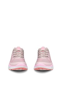 Par af lyserøde sportssko med hvide og koralfarvede såler, snøret og med fronten vendt mod seeren på en hvid baggrund.