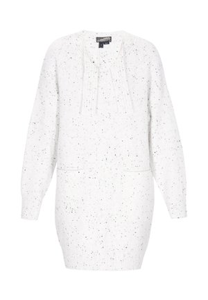 Biale dzianinowe sukienka sweterkowa z czarnymi plamkami, długimi rękawami, kieszenią i plisowanym detalem przy dekolcie. Miękka tekstura i luźny krój.
