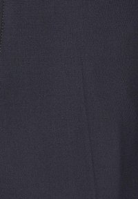 Donkergrijze stof met fijne geweven textuur en zichtbare gestikte naad langs de linkerzijde.