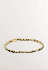 Pulsera de oro con un diseño entrelazado que presenta piedras oscuras. Textura suave y acabado pulido, asegurada con un cierre de broche.