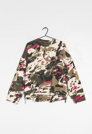 Langärmeliges Sweatshirt mit rundem Ausschnitt und Tarnmuster in Grün, Beige, Schwarz, Weiß und Rosa, das an einem schwarzen Kleiderbügel hängt.