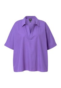 Camicia corta a maniche corte di colore viola con colletto e scollo a V. Presenta dettagli ricamati vicino al collo e una vestibilità aperta e rilassata.