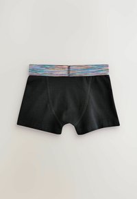 Svarta boxershorts med en flerfärgad randig midjeband. Tillverkade av ett slätt tyg med en tajt passform och utan ytterligare mönster.