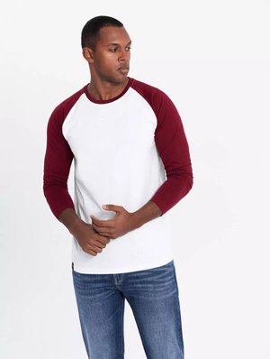 Maglietta a maniche raglan con corpo bianco e maniche bordeaux. Materiale in cotone, design a girocollo, forma aderente e semplice dettaglio del logo sull'orlo.