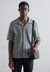 Bally OEDEN MINI CROSS - Soma ar siksnu pāri ķermenim - black/palladio