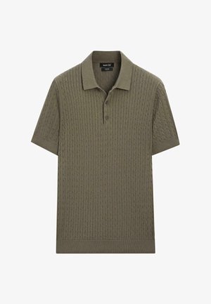Kortærmet polo i olivengrøn med kabelstrikket struktur, flad krave og tre-knaps åbning. Materiale af bomuldsblanding.
