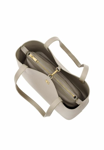 Bež usnjen ročni torbici z dvema ročajema in notranjim predalom z zadrgo ter zlatimi detajli zadrge.